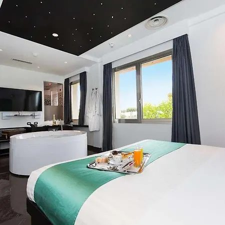 Jc Contemporary Hotel 4*