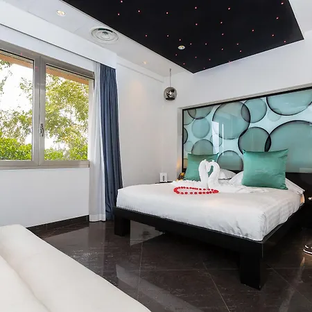 Jc Contemporary Hotell 4*