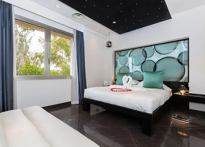Jc Contemporary Hotell 4*